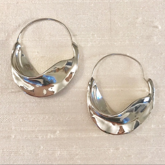 ๐Lovely Leaf Hoop Earrings๐ - Picture 3 of 5